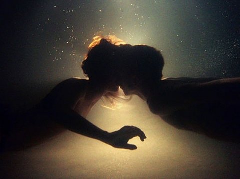 http://www.mushin.eu/en/blog/wp-content/uploads/2008/12/kiss-under-water.jpg